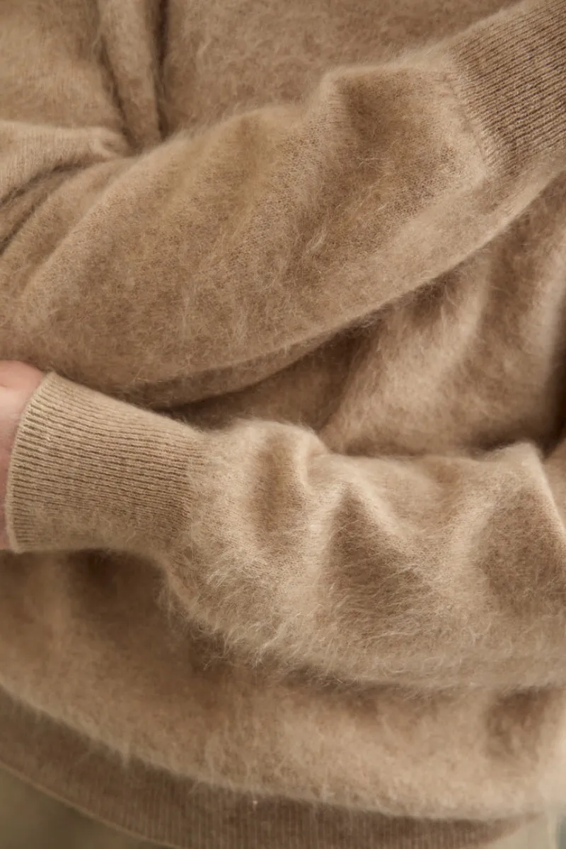 Brushed Cashmere Seamless Knit Crewneck Sweater